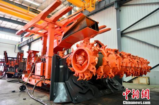 全球首台煤矿护盾式快速掘锚装备交付 解决作业难题