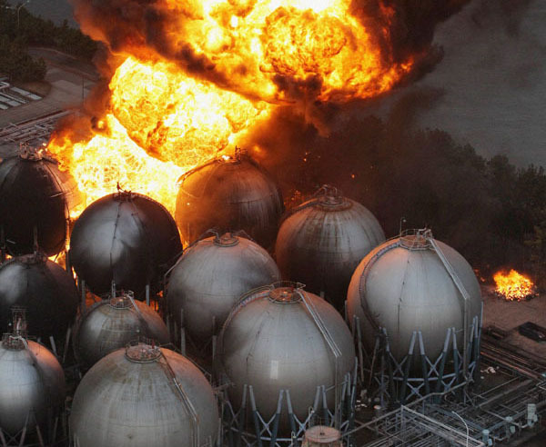 8级地震 千叶市一处天然气存储罐着火