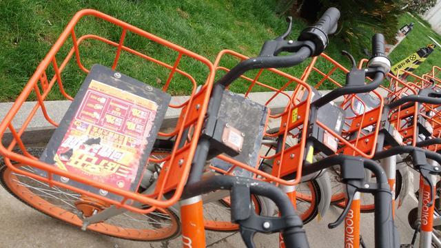太阳能电池板被小广告遮挡 大量共享单车变“僵尸车”