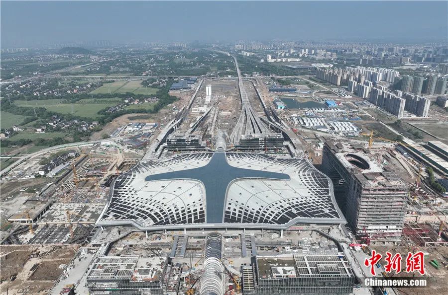 2022年4月，航拍杭州西站屋顶的光伏组件。杭州西站光伏发电项目面积1.5万平方米，建成后预计年均发电量达231万度，每年可节约标准煤830余吨，减少二氧化碳排放量2300余吨。中新社记者 王刚 摄